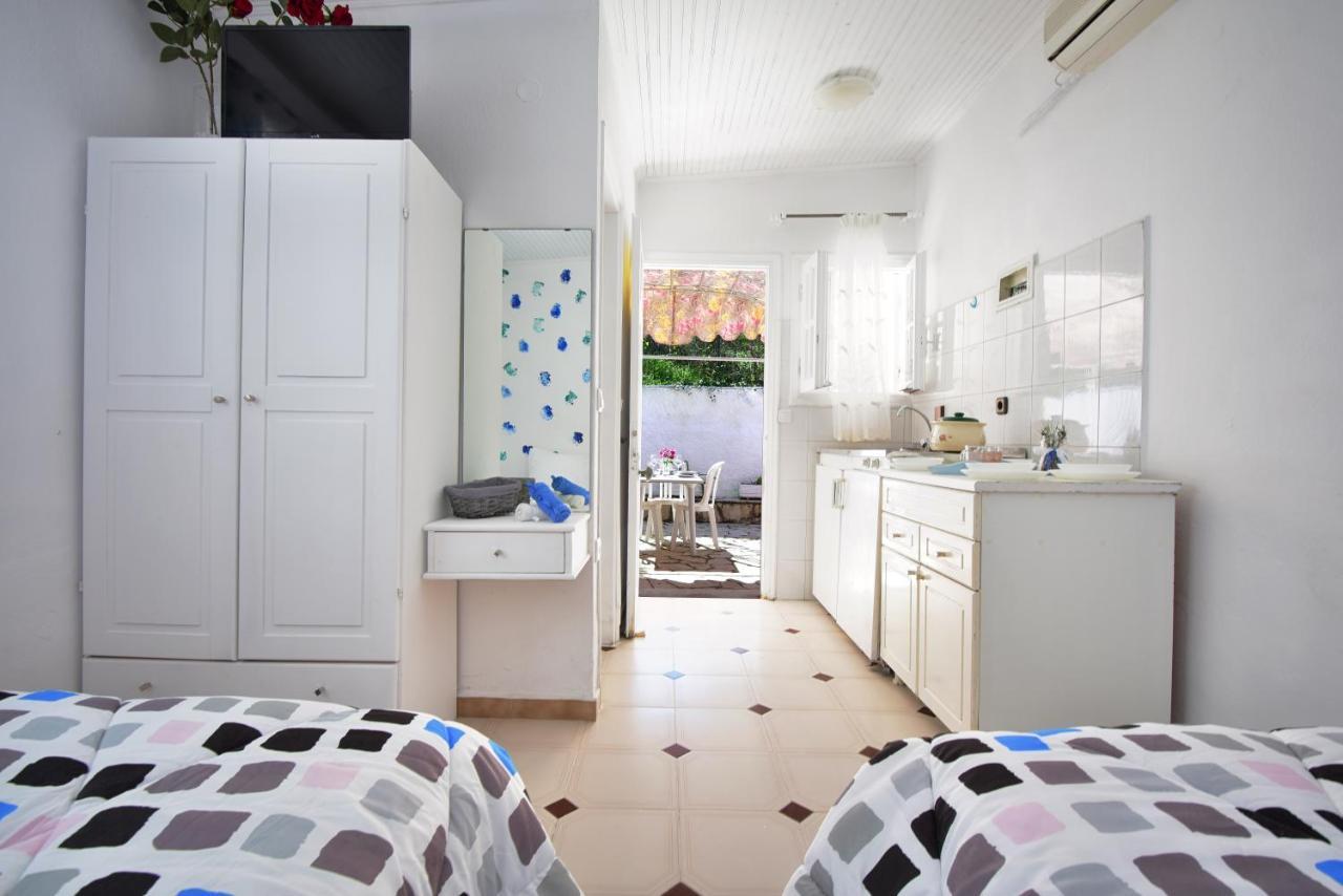 Merlyn Rooms Into The Nature, 100M From The Beach Dafnila Luaran gambar