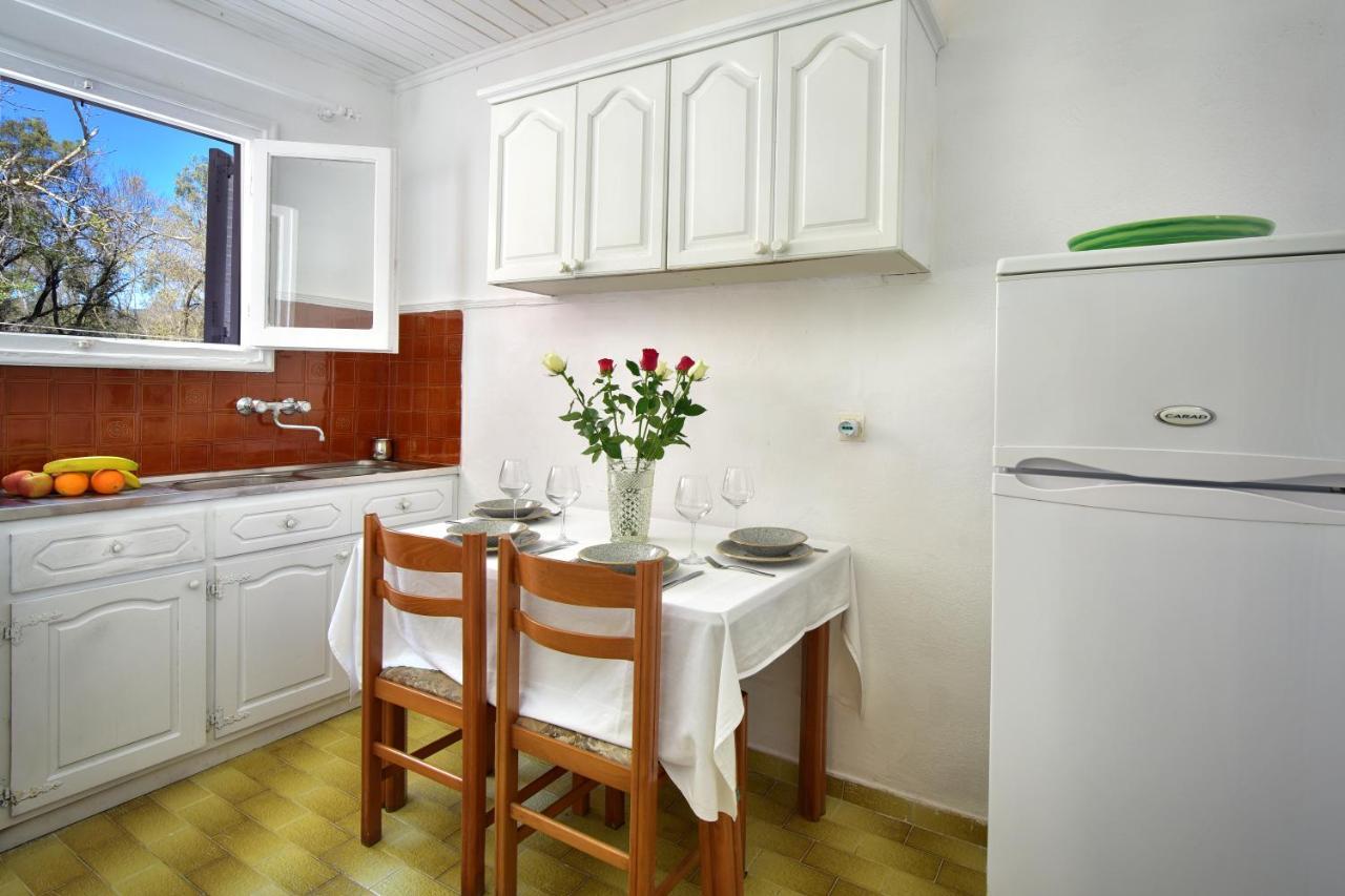 Merlyn Rooms Into The Nature, 100M From The Beach Dafnila Luaran gambar